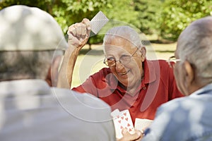 Activo personas mayores grupo de viejo amigos tarjetas sobre el 