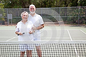 Activo personas mayores sobre el tenis la corte 