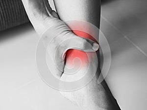 Acute pain with ankle pain Compression of the tendons