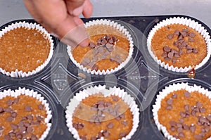 Add the choco chips to the top of the muffin batter membuat kue muffin