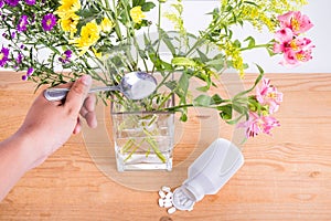 Add grounded acetylsalicylic acid tablet into vase keep flowers