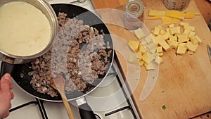 Adding liquid to minced meat