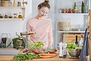 Adding olive oil to salad