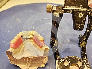 Adjustable dental articulator with teeth mode