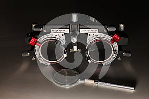 Adjustable optical testing frame