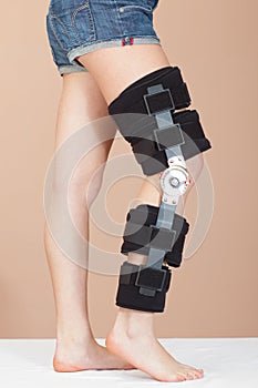 Adjustable support for leg or knee injury