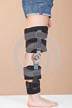 Adjustable support for leg or knee injury