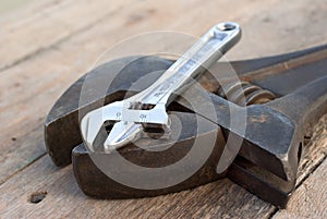 Adjustable wrench tools