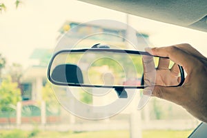 Adjusting the rearview mirror in the car to provide a better rear view for safe use of the car, Rearview mirror adjustment in cars