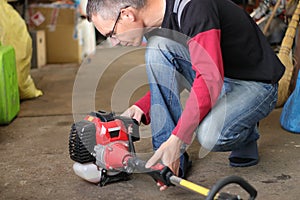 Adjustment of the brushcutters by a person