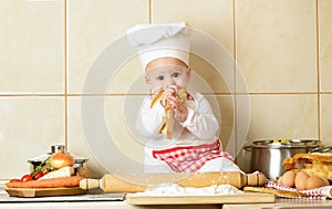 Un nino chico en La cocina 