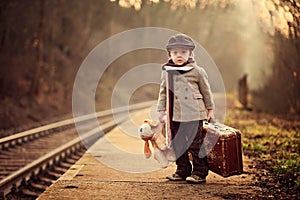 Rozkošný chlapec na železnice stanica čakanie vlak 