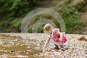 Tirar piedra sobre el un rio actual en el parque 