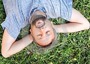 Un adulto caucasico uomo sdraiarsi su giù ritratto sul erba prato 