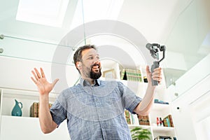 Un adulto maschio connesso a internet 