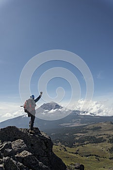 An adult mountainer standing at the iztaccihuatl