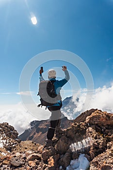 a An adult mountainer standing at the iztaccihuatl