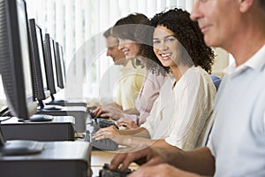 Un adulto estudiantes en computadora laboratorio 