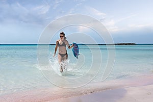 Un adulto una donna contento il mare turchese acqua sul Spiaggia 