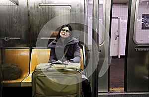 Una donna valigia metropolitana 