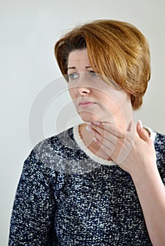 Adult woman with a sore throat