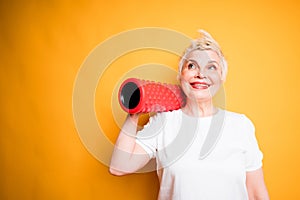 An adult woman throwing a faction on her shoulder and holding it with one hand looks up looking forward to a workout