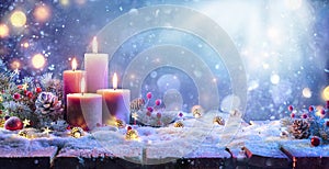 Llegada cuatro púrpura velas Decoración navidena 