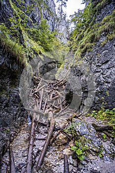 Dobrodružný turistický chodník kaňonom v národnom parku Slovenský raj na Slovensku. Via ferrata v kaňone Kysel. Objavné cestovanie c