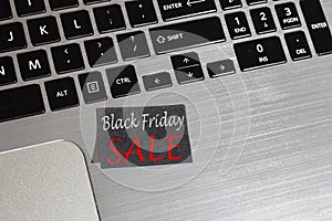 Advert message of Black friday on post it: reminder on laptop.