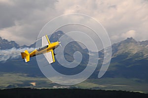 Aerial acrobatics in mountains - weer airplane