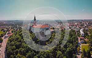 Letecký dron panoráma slávneho nitrianskeho hradu, kultúrnej pamiatky v meste nitriana na slovensku v horúcom hmlistom letnom ráne