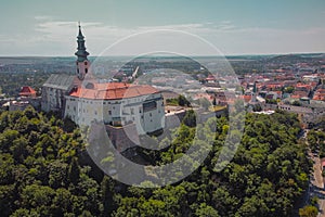 Letecký dron panorama slavného nitranského hradu, kulturní památka ve městě nitra na slovensku v horkém mlhavém letním ránu