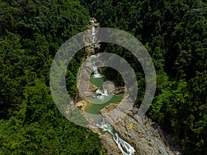 Antena trompeta de asombroso cascada en Malasia 