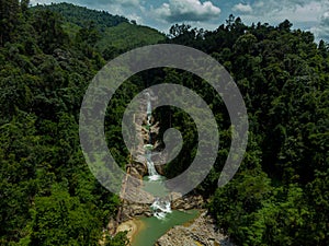 Antena trompeta de asombroso cascada en Malasia 