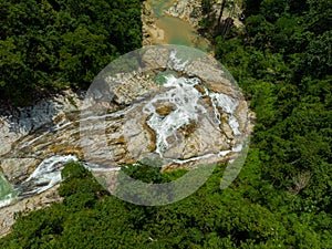 Antena trompeta de asombroso cascada en Malasia 