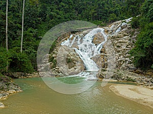 Antena trompeta de asombroso cascada en Malasia 