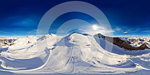 Antena trompeta de glaciar. esquiar sobre el de glaciar en austriaco Alpes. 360 