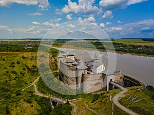 Letecký pohled z dronu na středověký hrad mezi kopci v létě