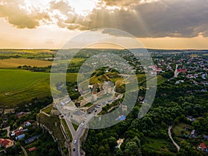 Letecký pohled z dronu na středověký hrad mezi kopci v létě