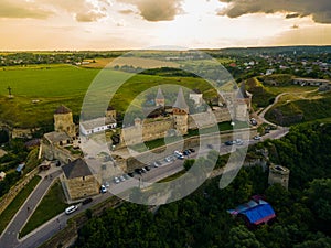 Letecký pohled z dronu na středověký hrad mezi kopci v létě