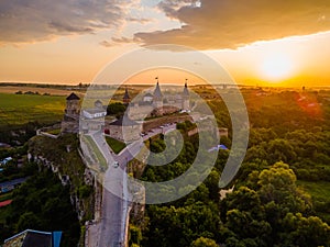 Letecký pohled z dronu na středověký hrad mezi kopci v létě