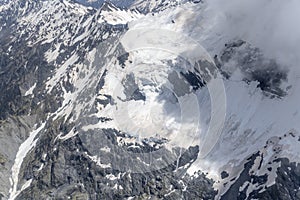 La neve un nuvola fili sul ghiacciaio nuovo 