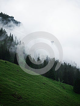 Antenna un ascensore albero la Torre Basso nuvole nebbie alta montagna sul Baviera germania 