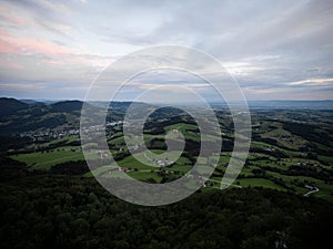 Anténa z venkovský venkov vesnice v vysokohorský příroda hora zelená tráva louka v dolní rakousko 