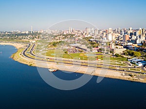 Antena panorámico de rascacielos de latín Americano la la ciudad,. terraplén de un rio 