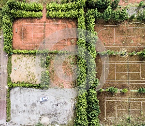 Aerial photo of an old tennis court, dirtily and broken