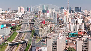 Vista aérea de a través de carretera a metropolitano el autobús operación. 