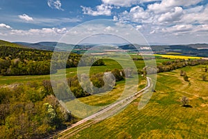 Letecký pohľad na poľnohospodársku krajinu na Slovensku s poliami a lesmi v letnej sezóne. Krásna vidiecka krajina.