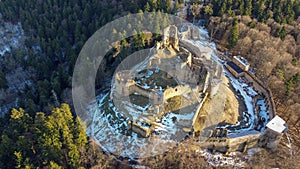 Letecký pohľad na starobylý hrad Zborov, Slovensko