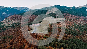 Letecký pohľad na jesennú horskú krajinu v Cheia, Brasov - Rumunsko